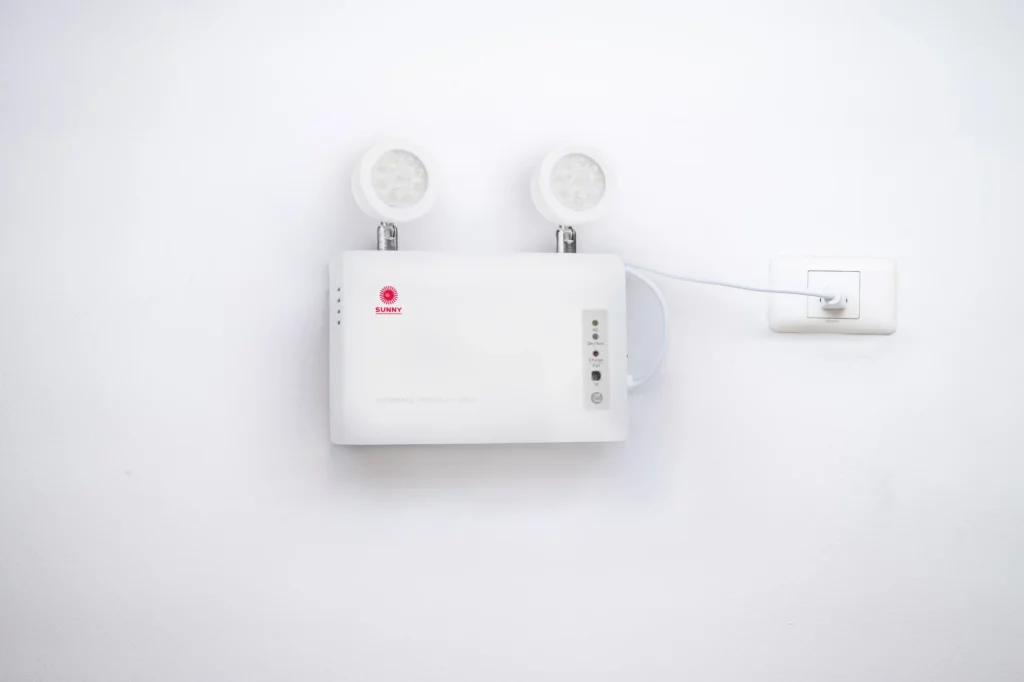 ติดตั้งไฟฉุกเฉินอัตโนมัติหรือโคมไฟตั้งเวลา